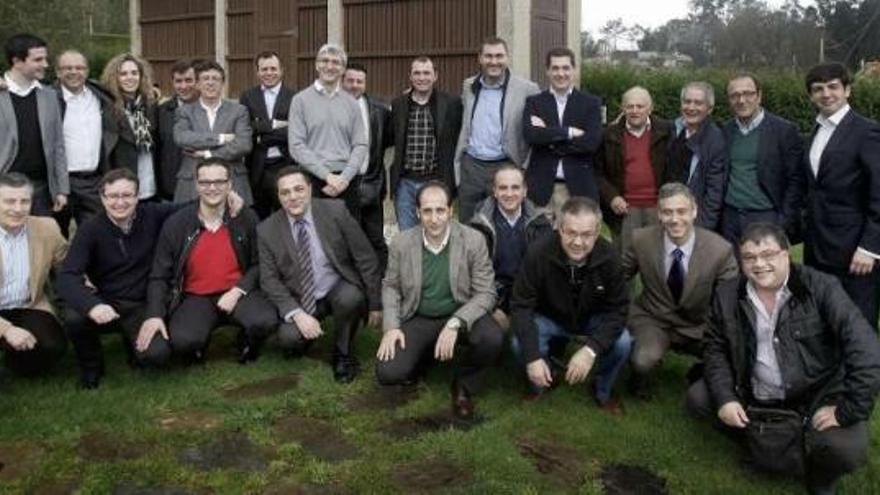 Reunión anual de Reale, en A Estrada
Representantes de las 12 agencias que la aseguradora Reale tiene en la provincia de Pontevedra celebraron el jueves en A Estrada su reunión anual. Asistieron también los dos directores generales de Reale Seguros, Ignacio Mariscal y José Ramón López. 
Bernabé / Luismy