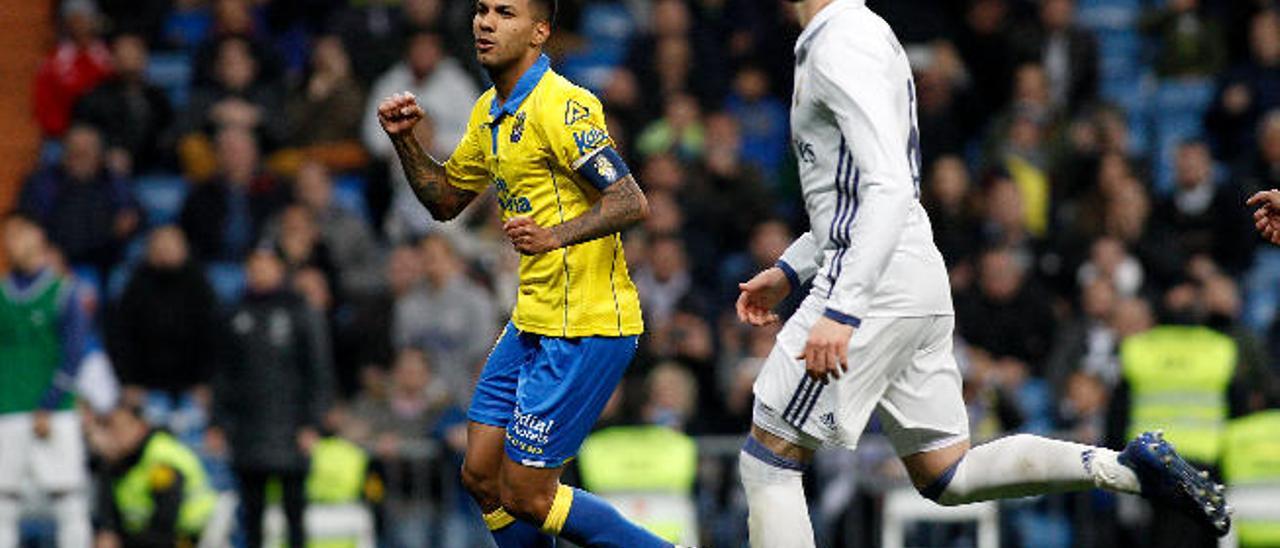 Jonathan Viera, con el brazalete, celebra su tanto en el Bernabéu.