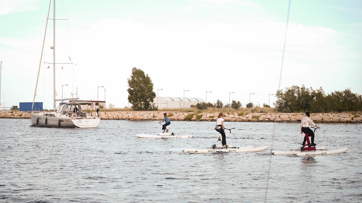 Las waterbikes ofrecen una manera diferente de descubrir desde el agua los paisajes del Delta de l’Ebre.