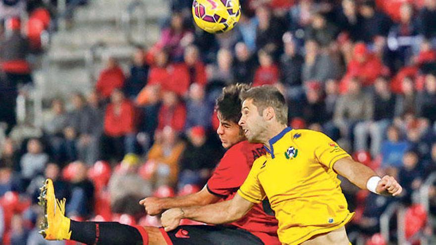 Abdón pelea la pelota, el sábado en Son Moix.