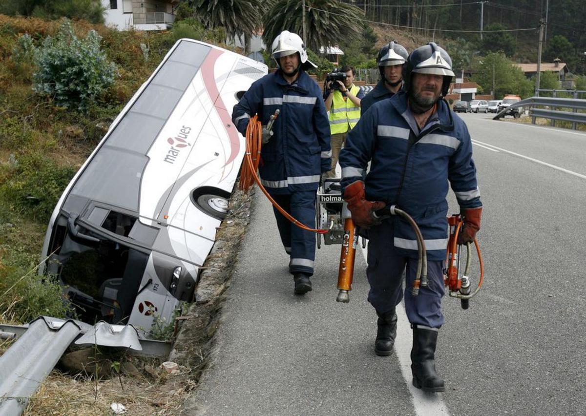 Un autobús turístico volcó en la carretera de la costa entre Vigo y A Guarda en 2006, con catorce heridos, algunos muy graves.   | // RAFA ESTÉVEZ