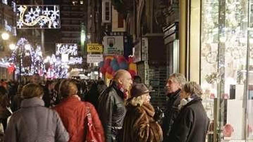 Ambiente de compras navideñas en una calle de Gijón.