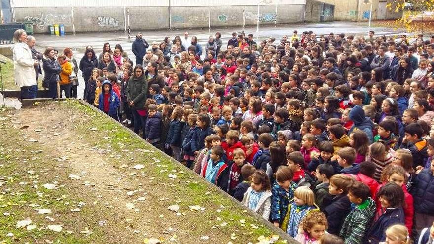 Los alumnos del CPI Santa Lucía y Luisa Piñeiro durante la lectura del manifiesto por el 25N. // FdV