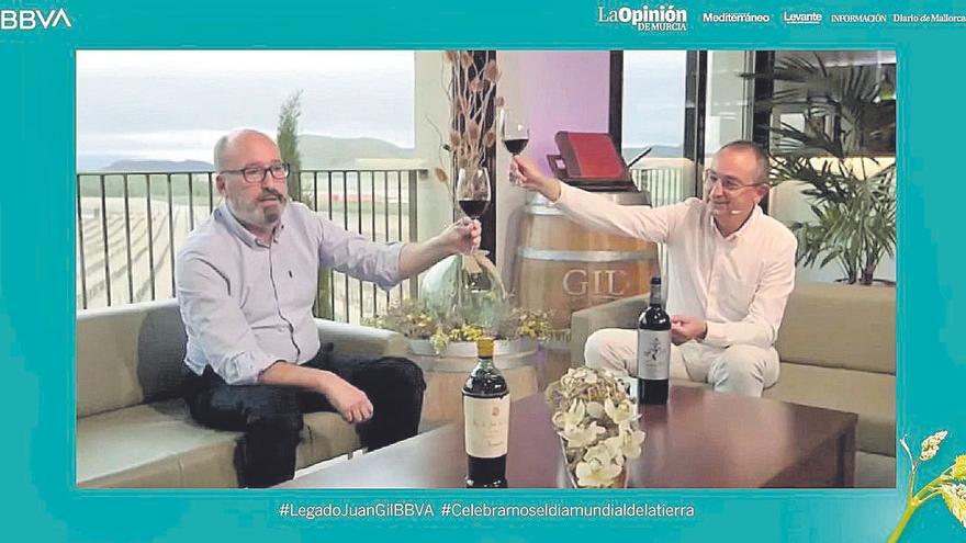 Los hermanos Miguel y Ángel Gil brindan con uno de sus vinos.