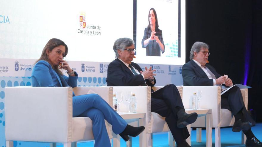 María Calvo, junto a Juan Manuel Vieites, en el centro, y Santiago Aparicio. | Xoan Álvarez