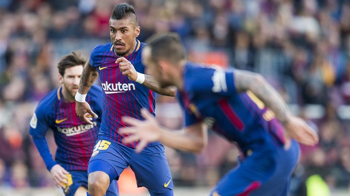 Paulinho junto a Alcácer y Leo Messi en un partido de esta temporada