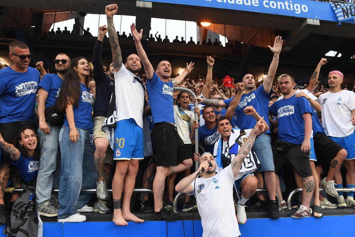 Así fue la invasión de aficionados en el campo en la celebración tras el partido en Riazor