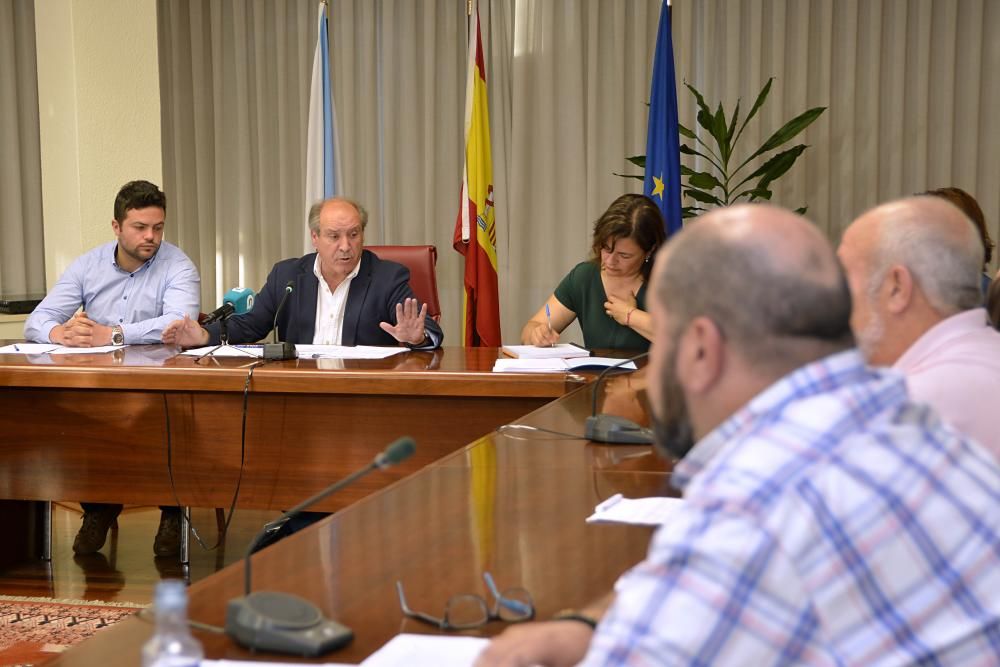 Pese a estar inhabilitado, el alcalde José García Liñares convoca un pleno extraordinario para que el Concello solicite un préstamo bancario de 2,6 millones de euros para la ejecución de varias obras.