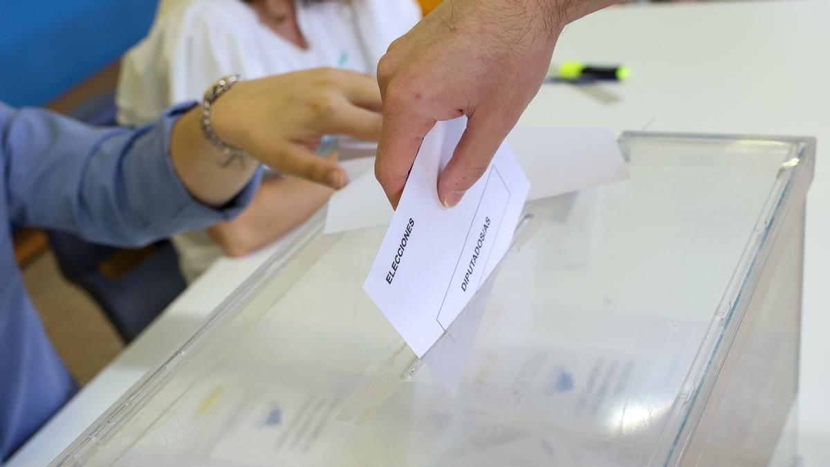 Una persona ejerce su derecho a voto en las pasadas elecciones europeas del 9 de junio de 2024.