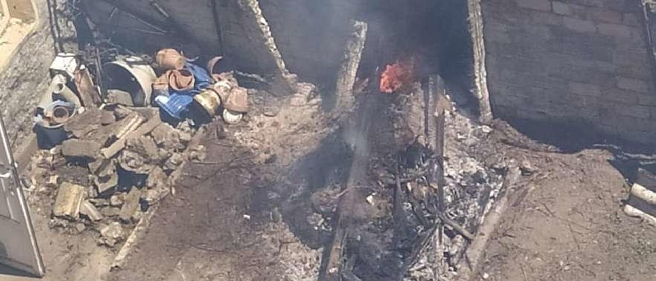 Los vecinos de Os Duráns denunciaron ayer una hoguera que afectó a sus casas. // Cedida