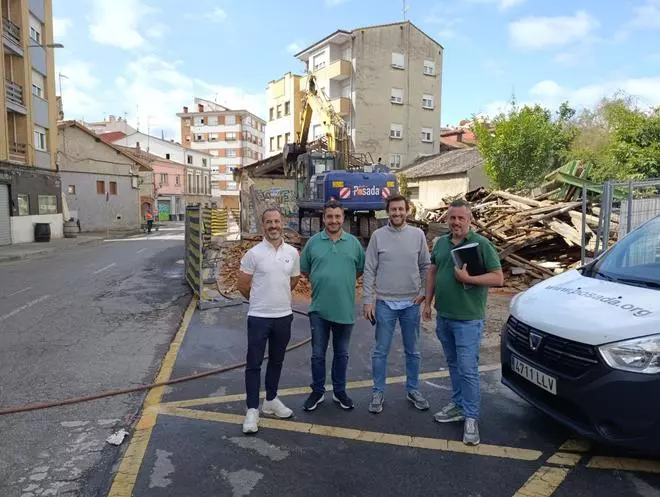 Siero inicia el derribo de una nave en la Avenida Gijón de la Pola