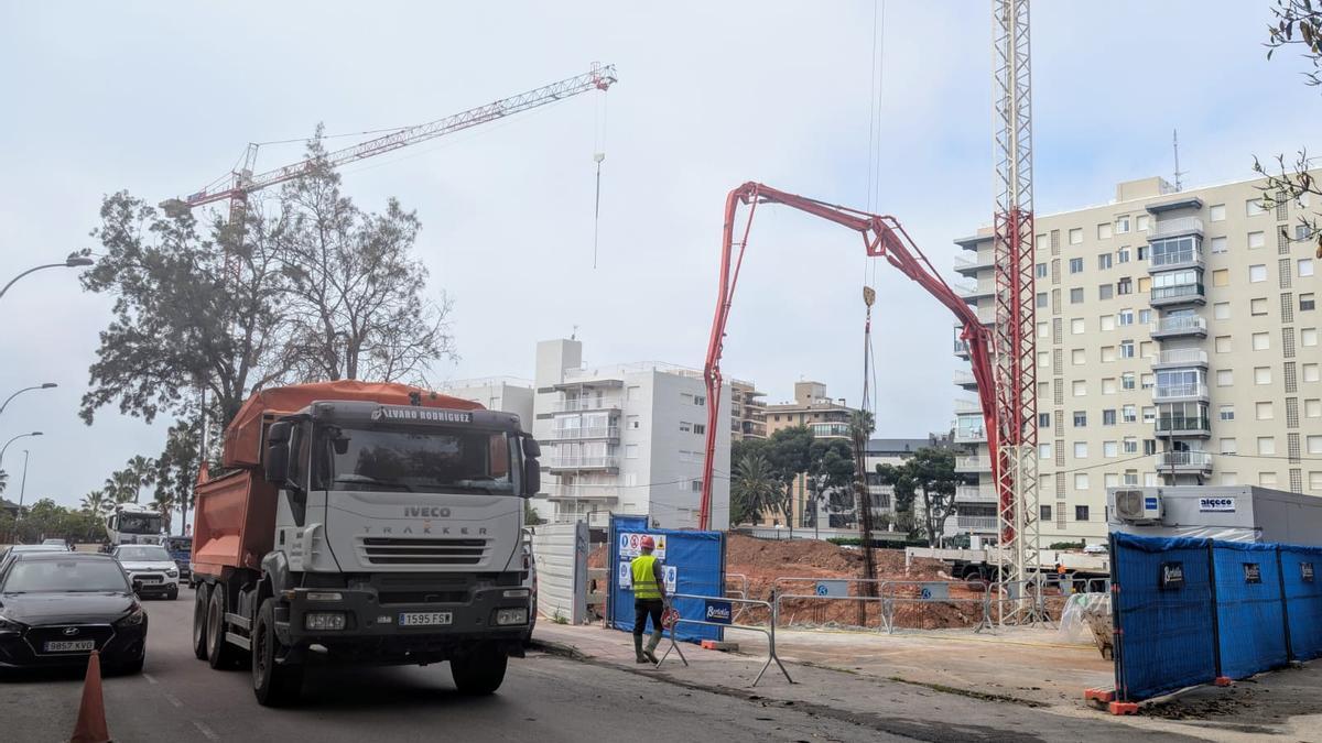 Inicio de las obras para construir un nuevo hotel-apartamento en Benicàssim