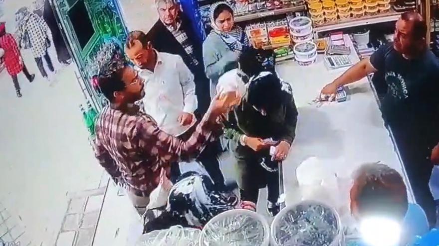 Un hombre ataca a dos mujeres en una tienda de alimentación de Irán por no llevar puesto el velo islámico.