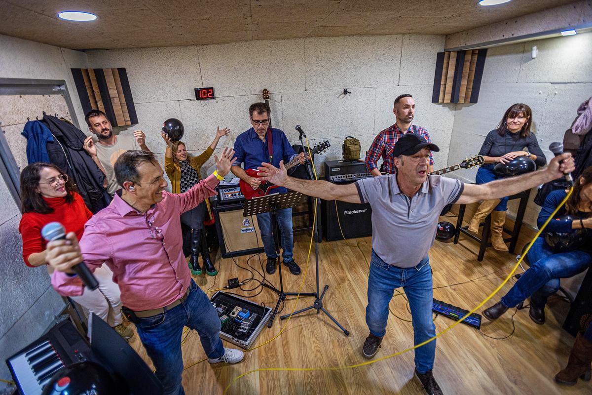 Xaiques Band: Mossos solidarios que tocan música de infarto