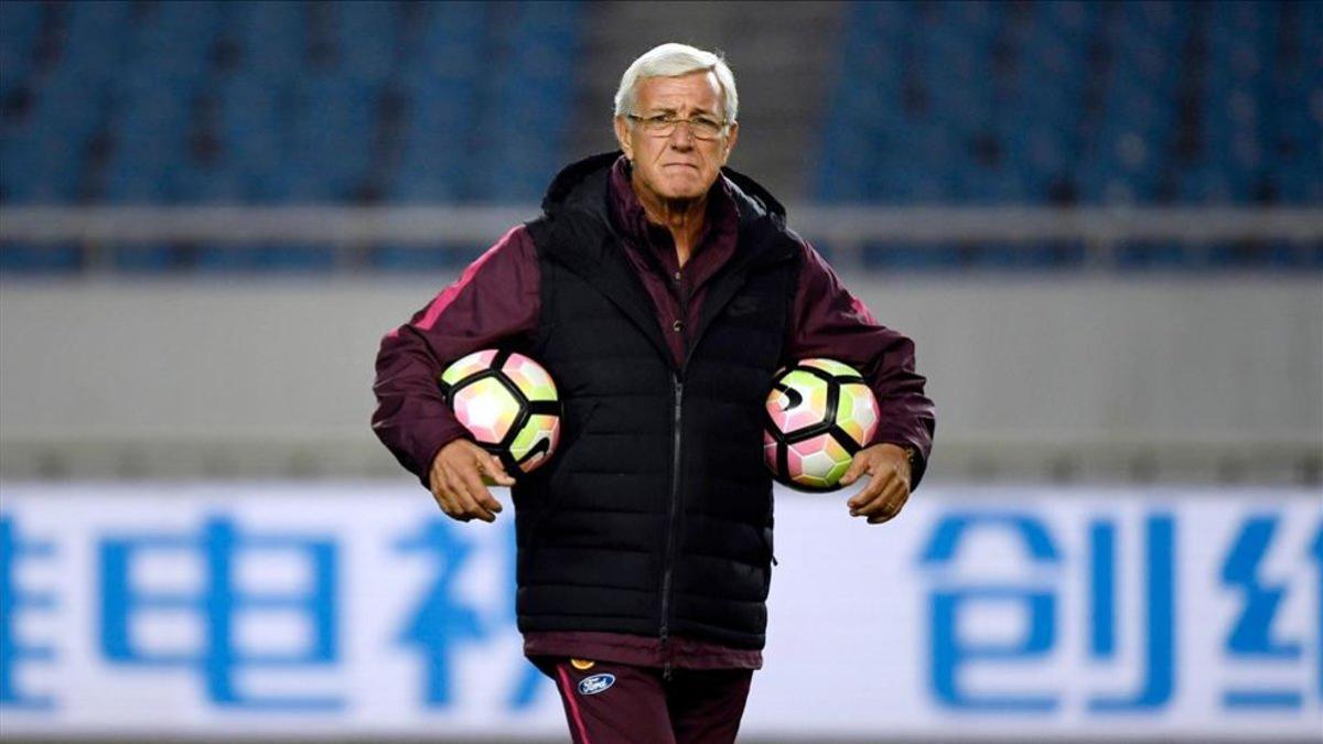 Lippi dirigiendo la selección de China