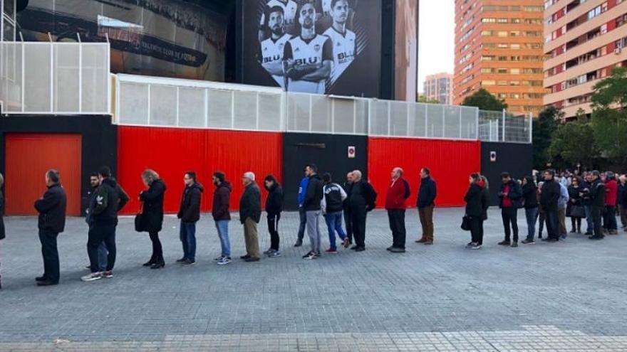 Colas en las taquillas de Mestalla tras la rebaja de los precios