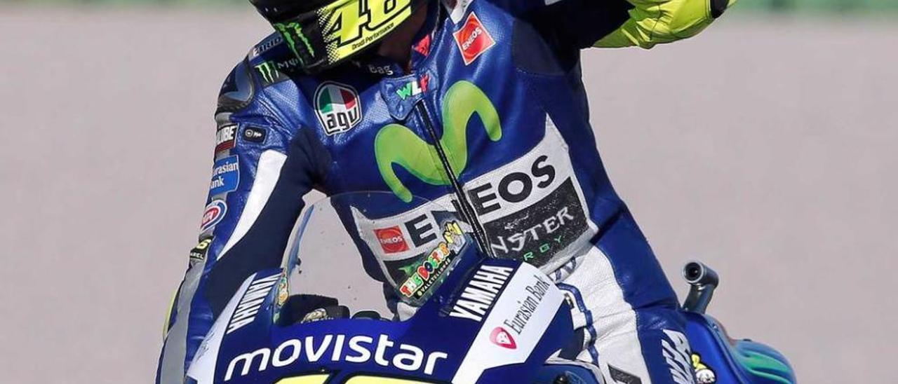 Valentino Rossi saluda a los aficionados al término de la carrera de Cheste.