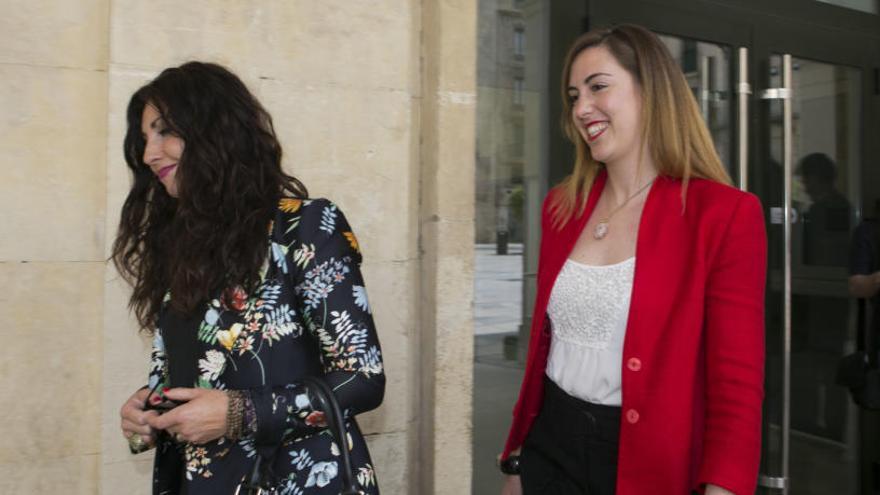 Nerea Belmonte, a la derecha, junto a su asesora Elsa Martínez, a la salida de la Fiscalía en imagen de archivo