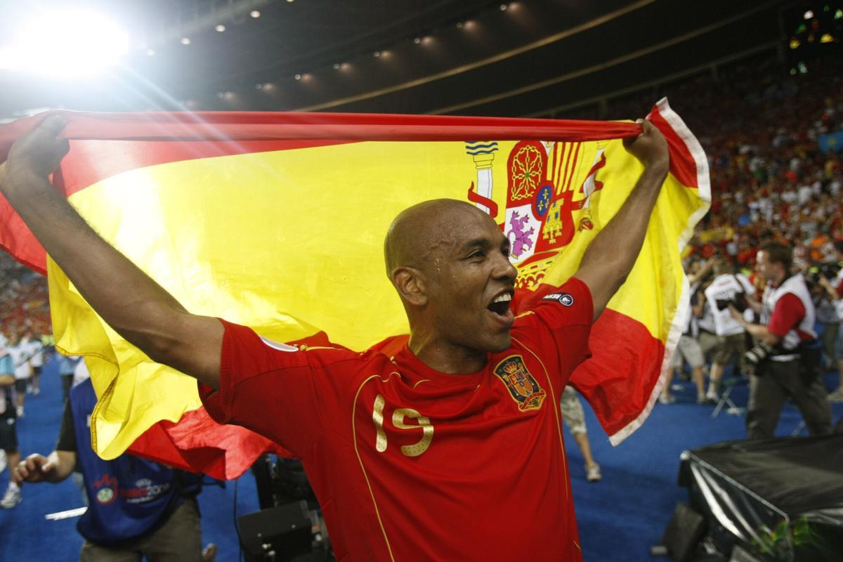 Marcos Senna, celebrando la Eurocopa 2008, ganada con España.