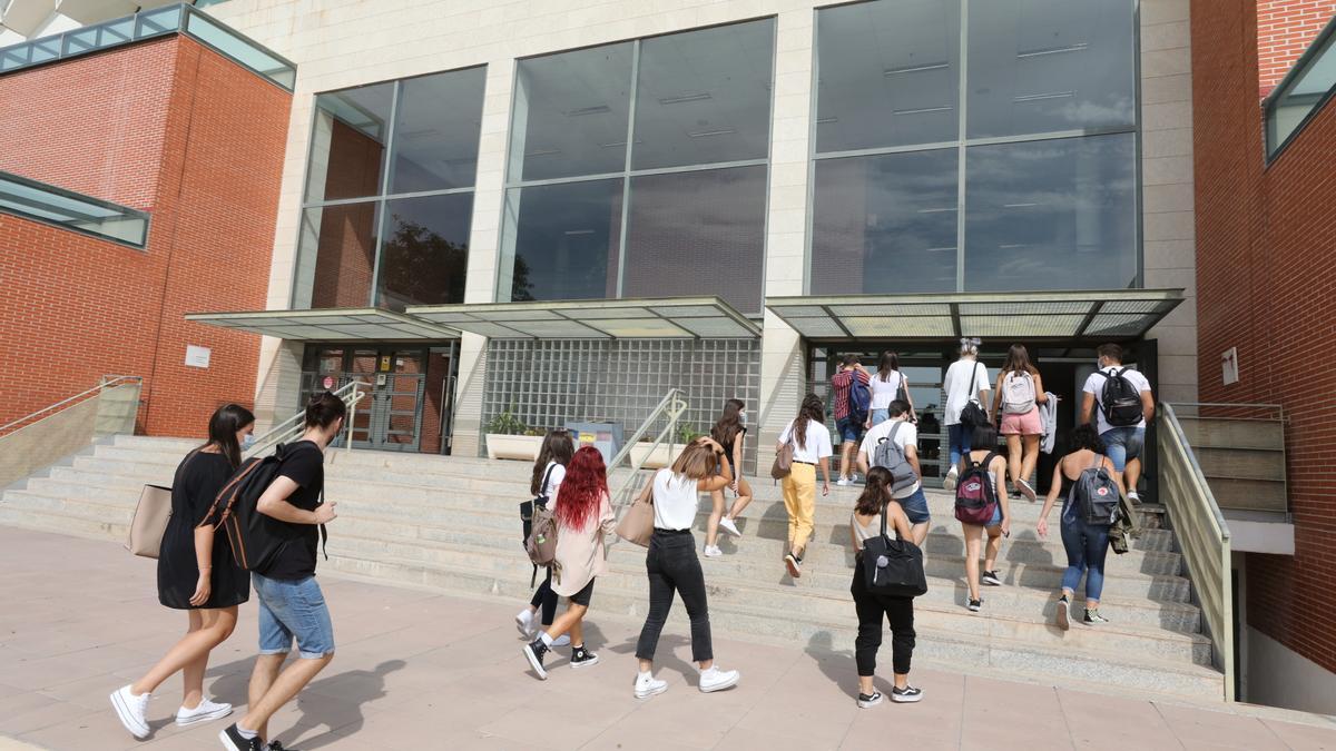 Alumnos entran en el Edificio Altabix del campus de la UMH en Elche.