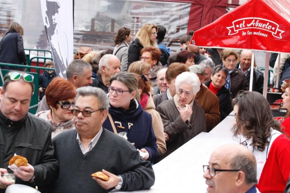 Reparto de pasteles de carne en la plaza del Romea