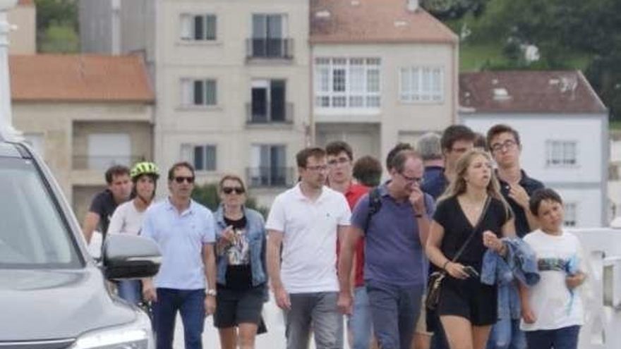 Turistas en O Grove, que este mes está "a tope" de gente. // Muñiz
