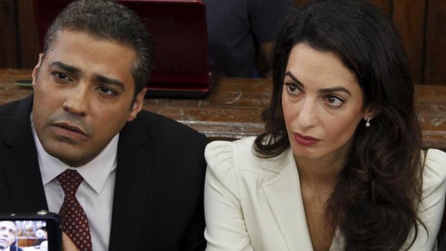 Amal Clooney junto al periodista Mohamed Fahmi.