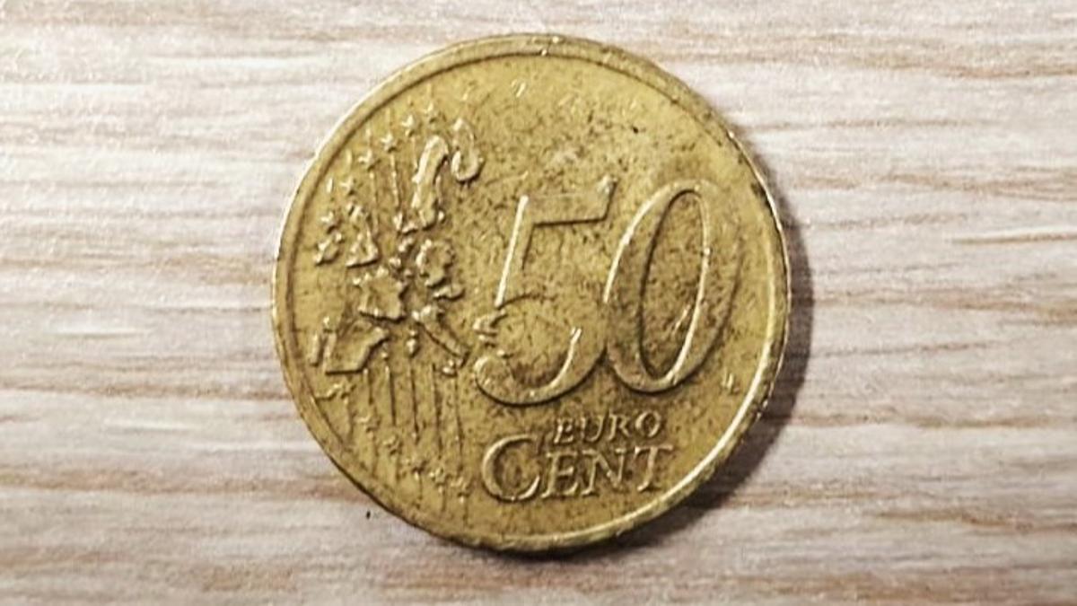 Una moneda de 50 cèntims.