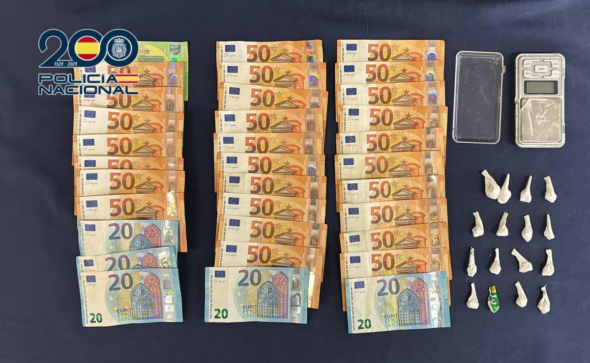 Dinero y papelinas con droga halladas en la vivienda del detenido.