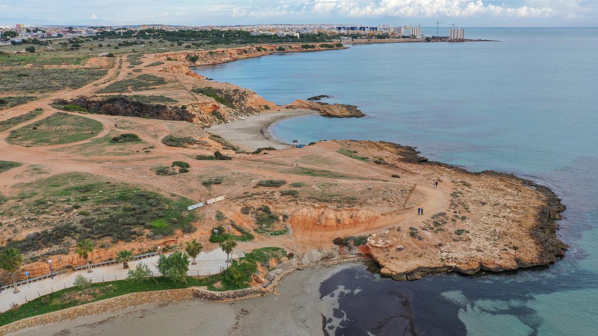 El paraje de acantilados a urbanizar entre Cala La Mosca, Cabo Peñas y Punta Prima