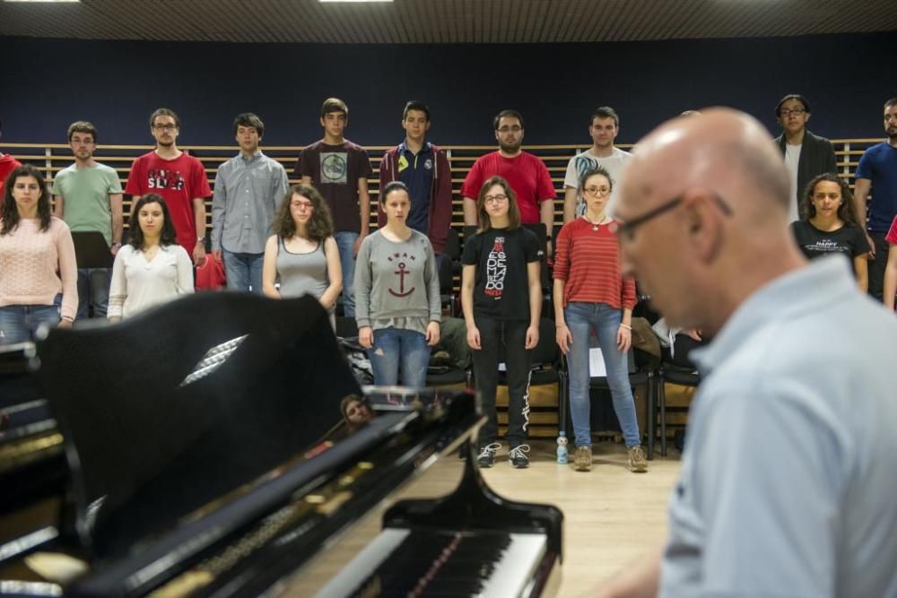 Sesión de expresión corporal en los ensayos del Joven Coro de la Fundación Princesa de Asturias