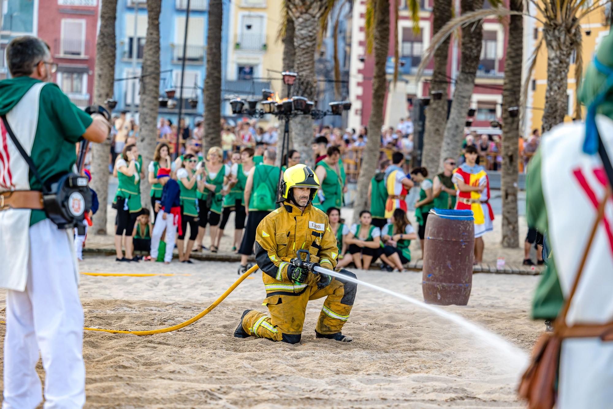 Fiestas de La Vila. Así ha sido el Alijo y la Embajada Contrabandista en la Playa.