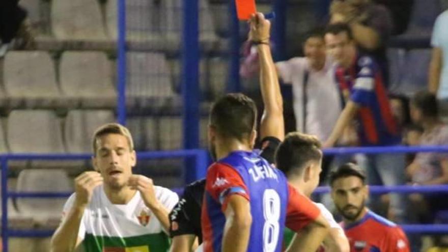 Manuel Sánchez vio la cartulina roja el domingo en el duelo Extremadura-Elche.