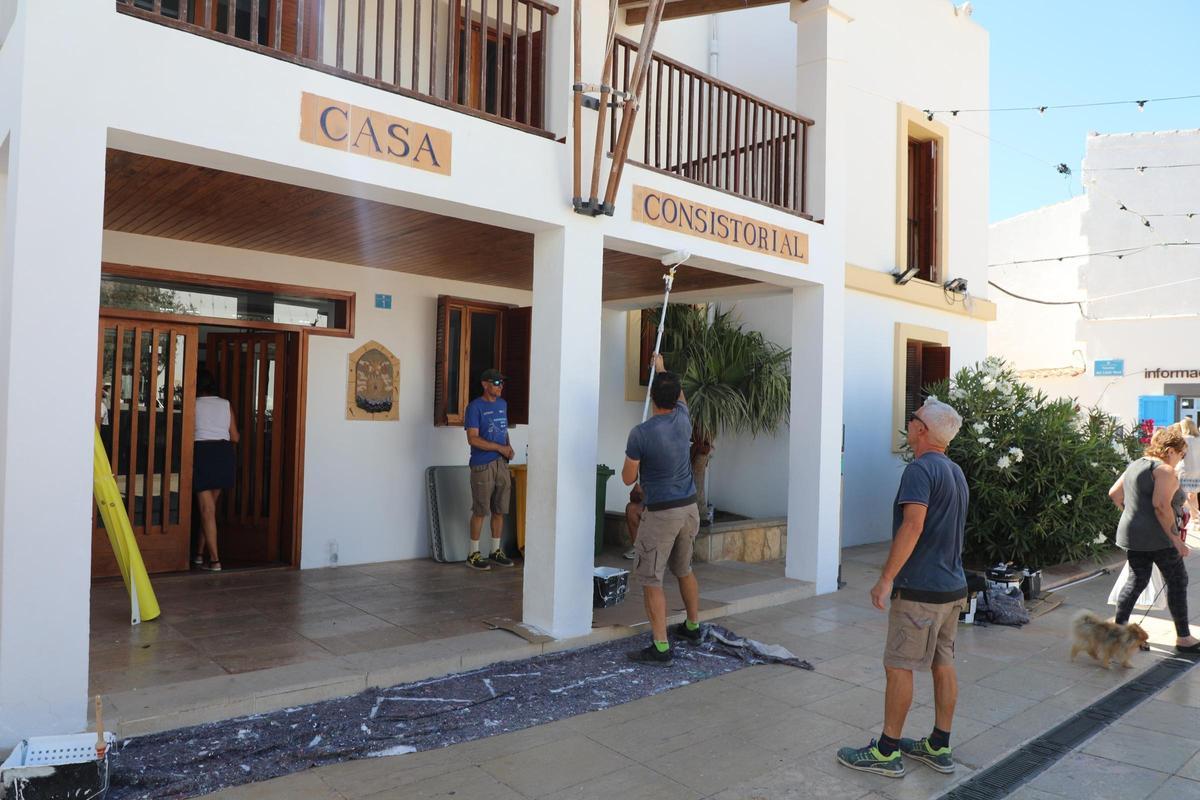 Los operarios municipales dan una mano de pintura a la fachada del Consell.