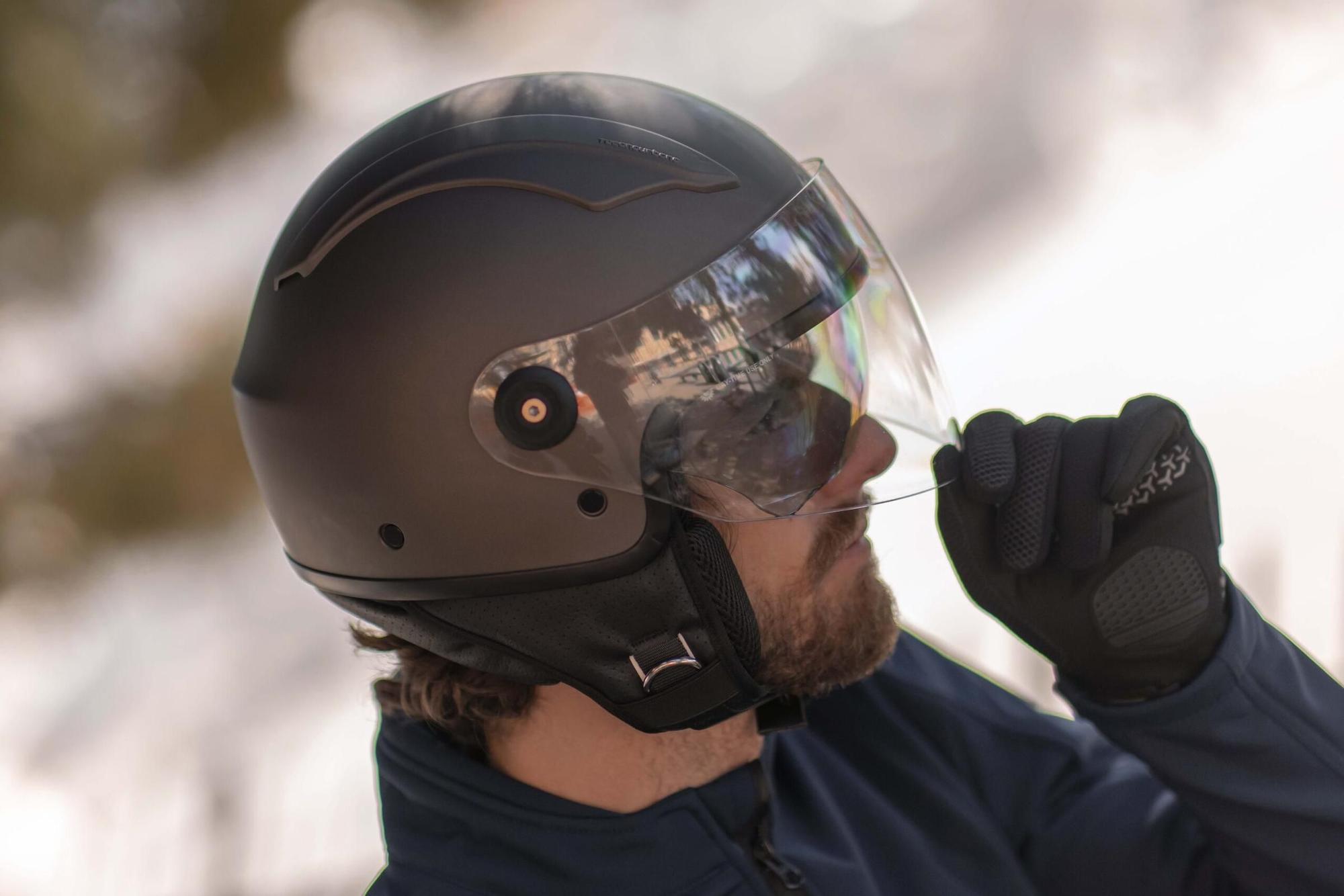 La DGT solo aceptará dos cascos y guantes homologados para ir en moto desde  2024. Y la multa es de las que escuecen