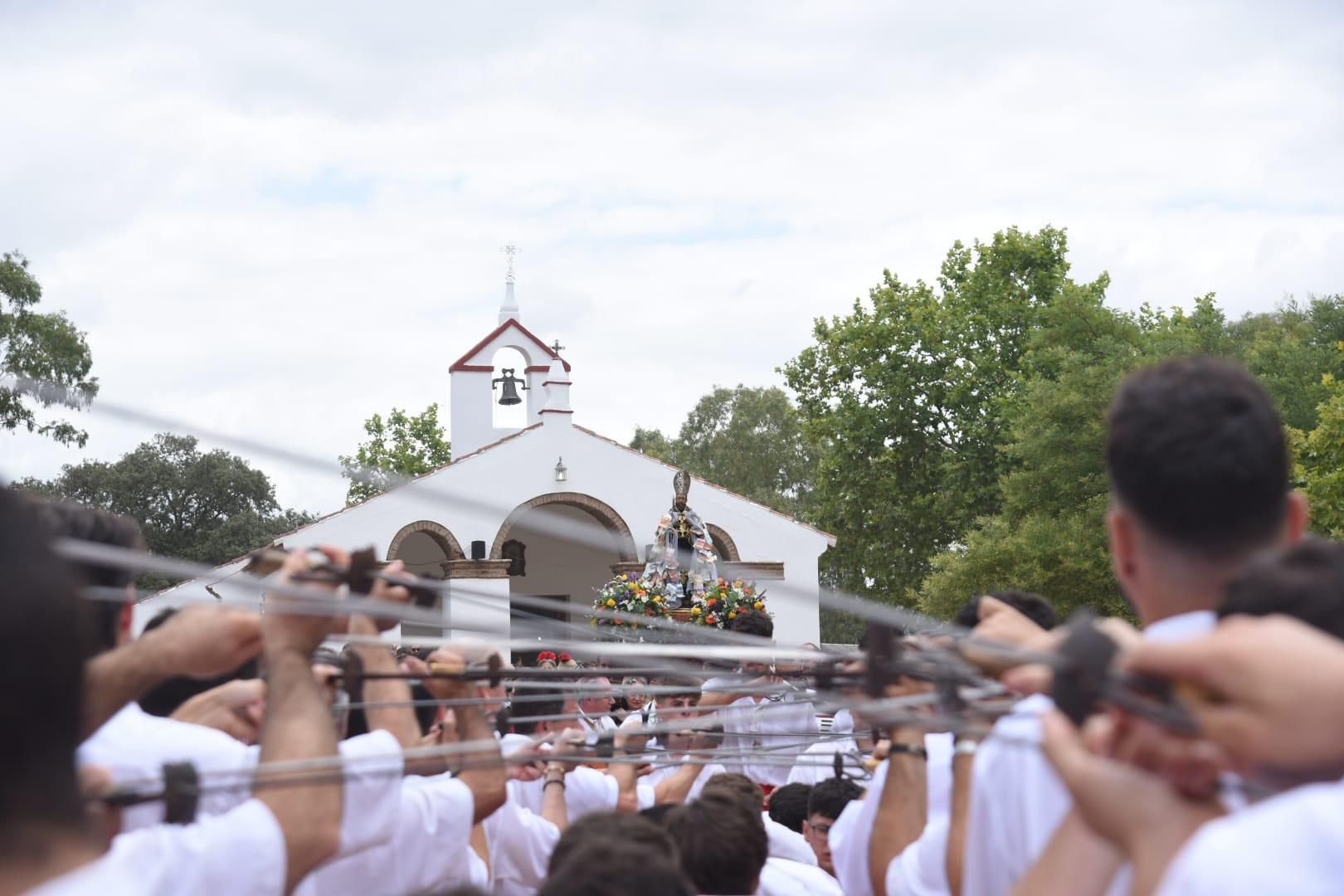 Obejo celebra su tradicional Danza de las Espadas en honor de San Benito