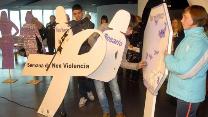 Alumnos y políticos de Lalín, en una concentración contra la violencia de género.  // Bernabé/Javier Lalín