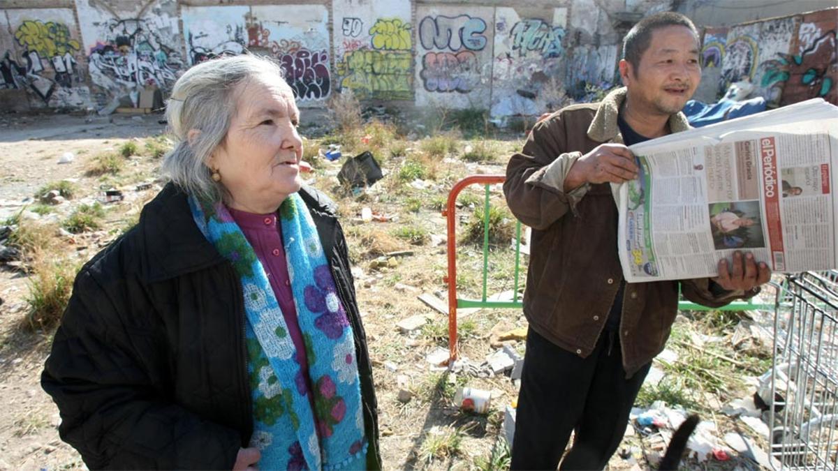 Julia, una dona que va viure de jove al Somorrostro, visita les barraques que actualment hi ha al 22@.