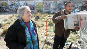 Julia, una dona que va viure de jove al Somorrostro, visita les barraques que actualment hi ha al 22@.