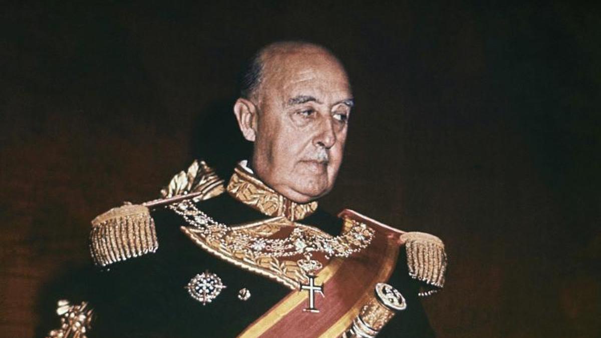 Franco, con uniforme de gala en 1966.