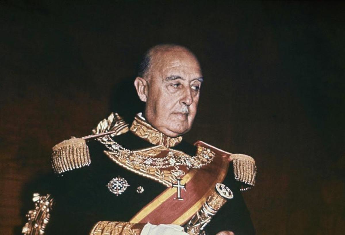 Franco, con uniforme de gala en 1966.JPG