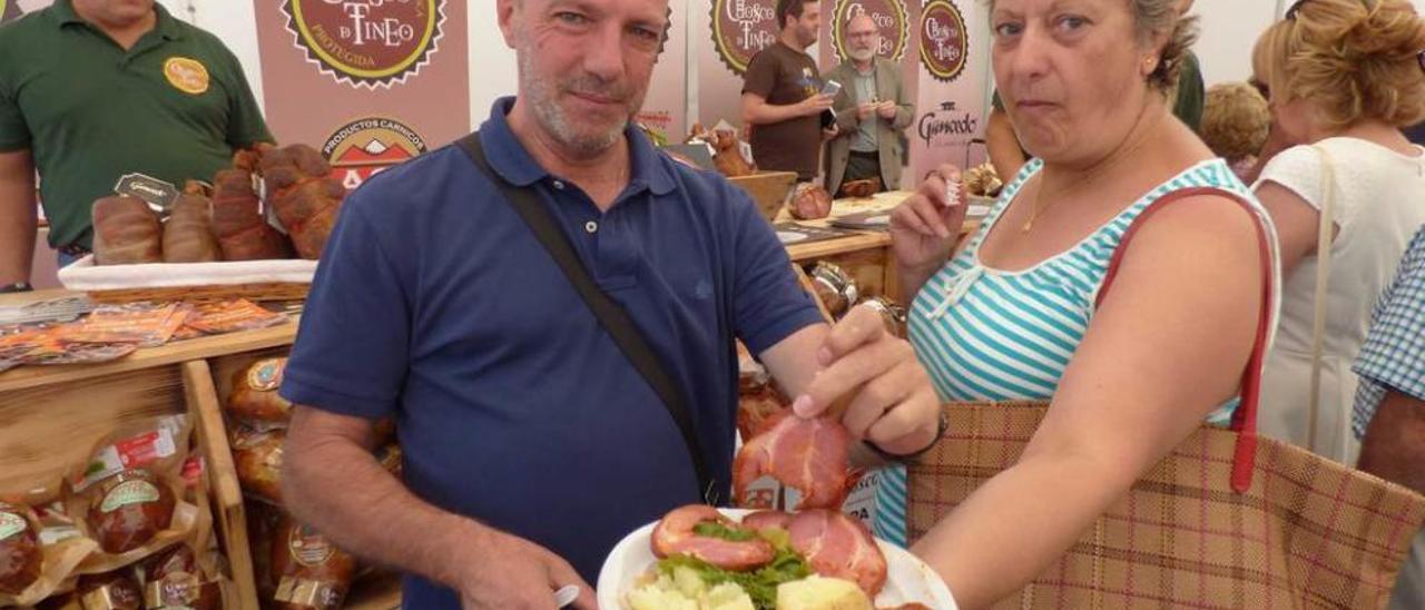 José Ramón González y Maribel Tejada, de Madrid, disfrutando de un plato de chosco, ayer en el festival.