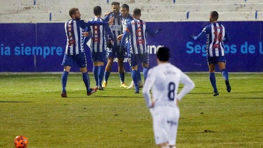 El Alcoyano, de Segunda B, elimina con justicia al Huesca (2-1)