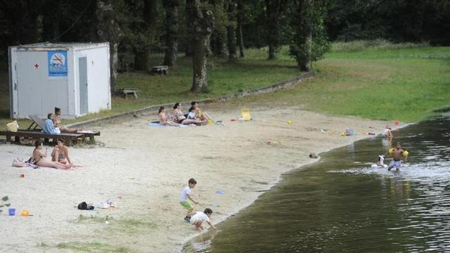 Usuarios en el área de baño de la playa fluvial de Liñares.  | BERNABÉ / JAVIER LALÍN