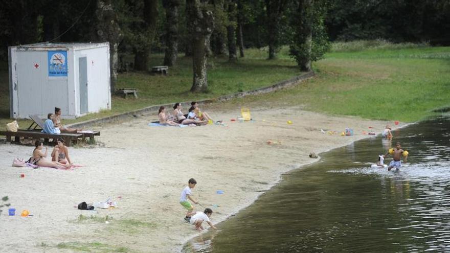 La playa fluvial de Liñares recupera socorrista tras dos días sin cobertura