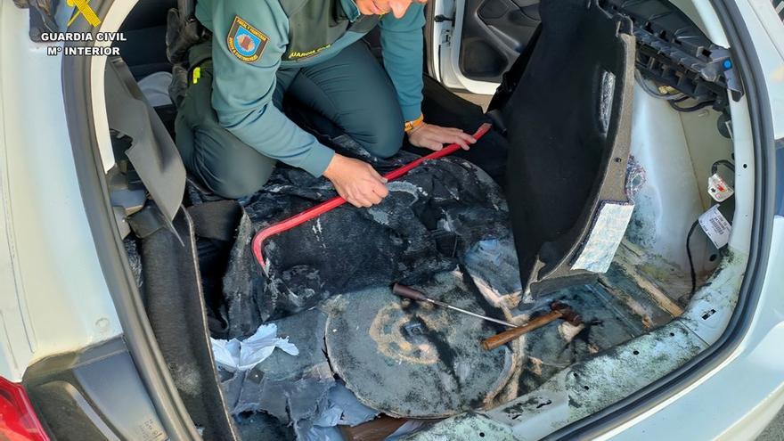 Pillado cuando intentaba embarcar en Dénia cocaína oculta en el maletero de su coche