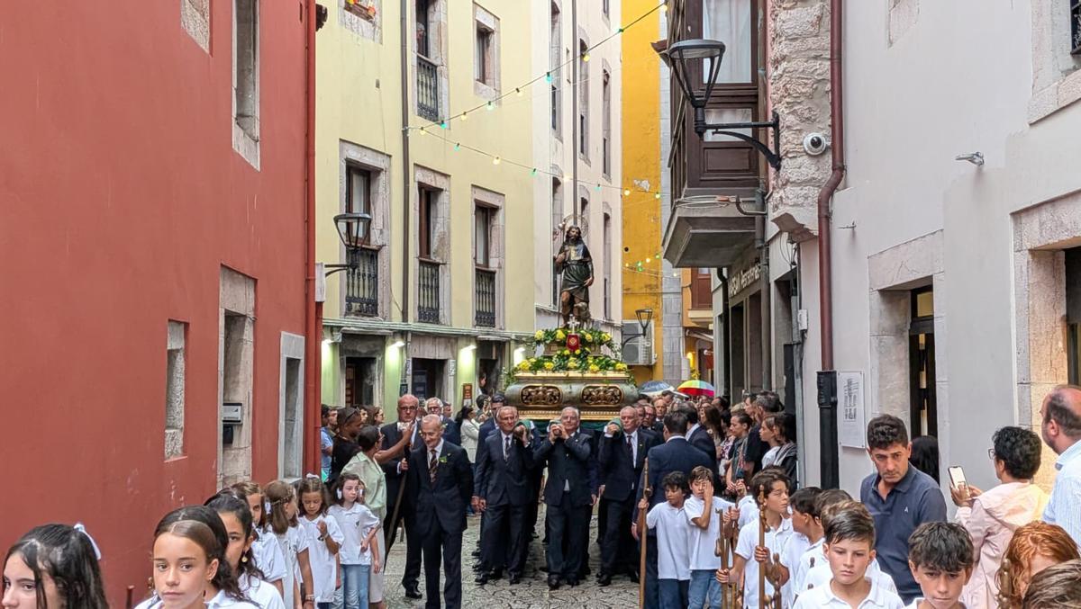 Traslado de la imagen de San Roque desde su capilla a la basílica de Llanes