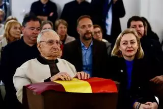 Rafael Mollà recibe los restos de su padre, Juan Mollà, este domingo en el Cementerio de Paterna