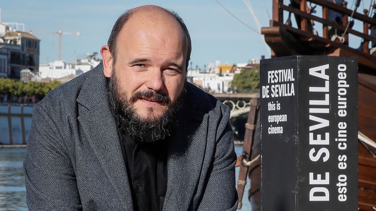 Francisco Contreras, más conocido como El Niño de Elche, posa junto al Guadalquivir. / EFE/JOSÉ MANUEL VIDAL