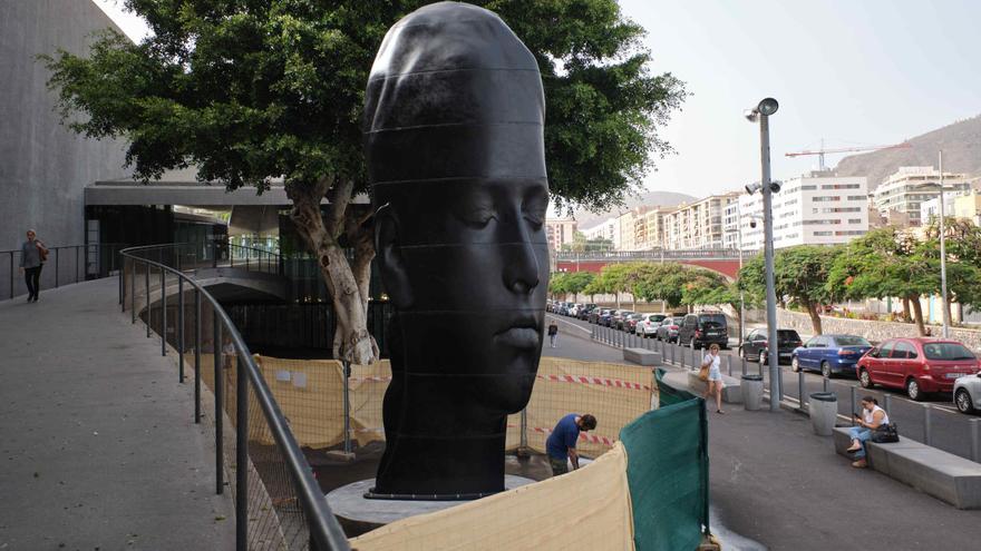 Una nueva obra del escultor Jaume Plensa desembarca en Santa Cruz